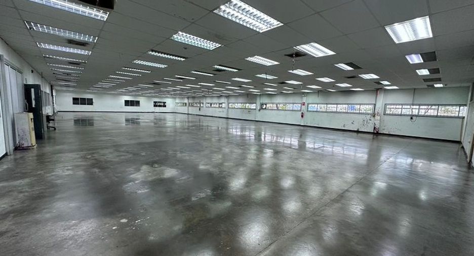 For rent 8 bedrooms warehouse in Mueang Samut Prakan, Samut Prakan