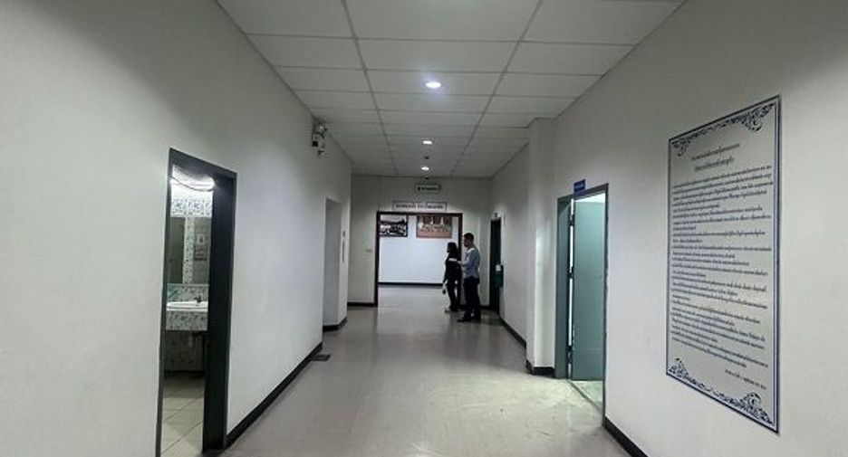 For rent 8 bedrooms warehouse in Mueang Samut Prakan, Samut Prakan