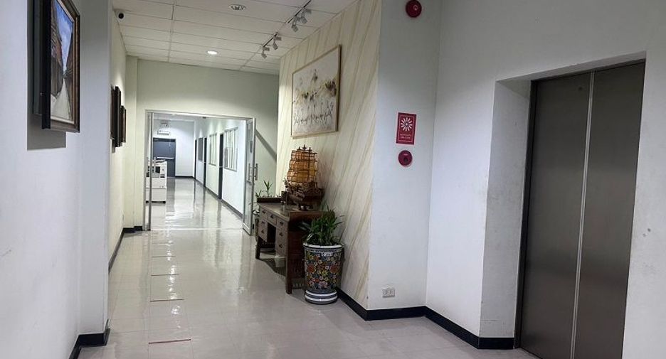 For rent 8 bedrooms warehouse in Mueang Samut Prakan, Samut Prakan