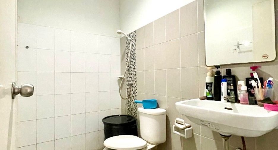 For sale 2 ベッドルーム townhouse in Phan Thong, Chonburi
