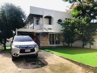 Haus zur Miete mit 3 Zimmer in Watthana, Bangkok