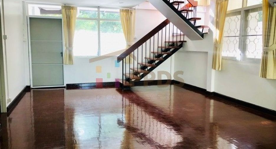Haus zur Miete mit 3 Zimmer in Watthana, Bangkok