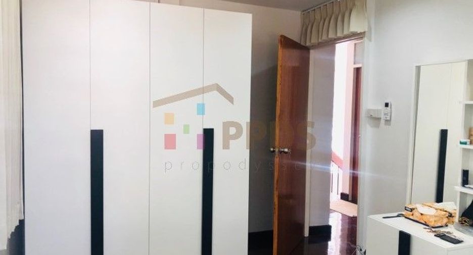 Haus zur Miete mit 3 Zimmer in Watthana, Bangkok