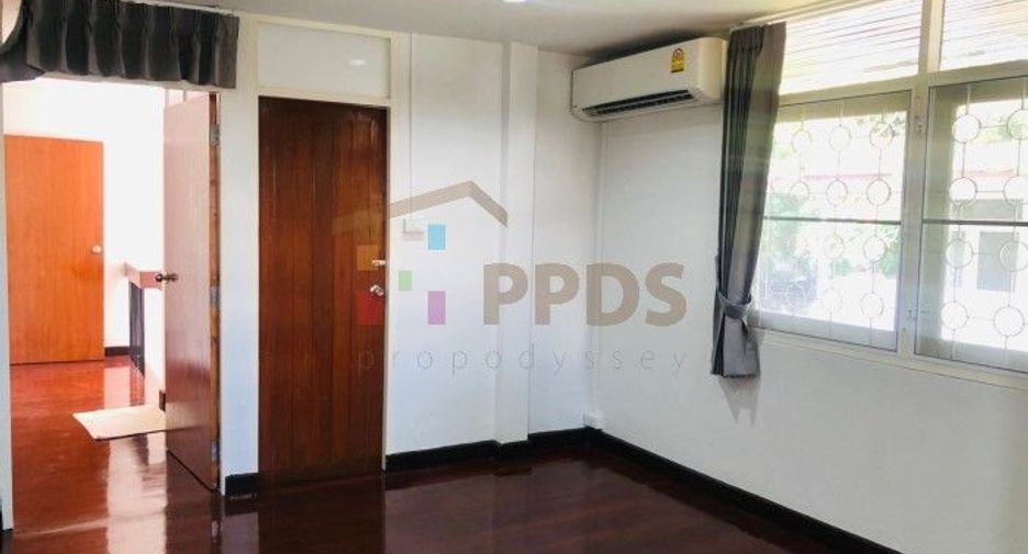 Haus zur Miete mit 3 Zimmer in Watthana, Bangkok