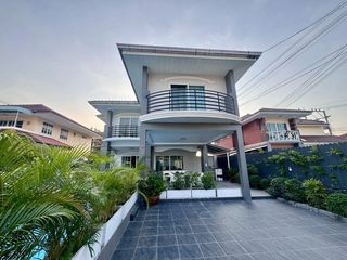 Casa en alquiler de 5 habitaciones en Bang Lamung, Chonburi
