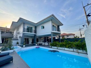 Casa en alquiler de 5 habitaciones en Bang Lamung, Chonburi