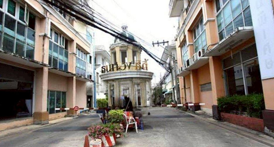 À vendre 3 chambres maison de ville à Bang Bon, Bangkok