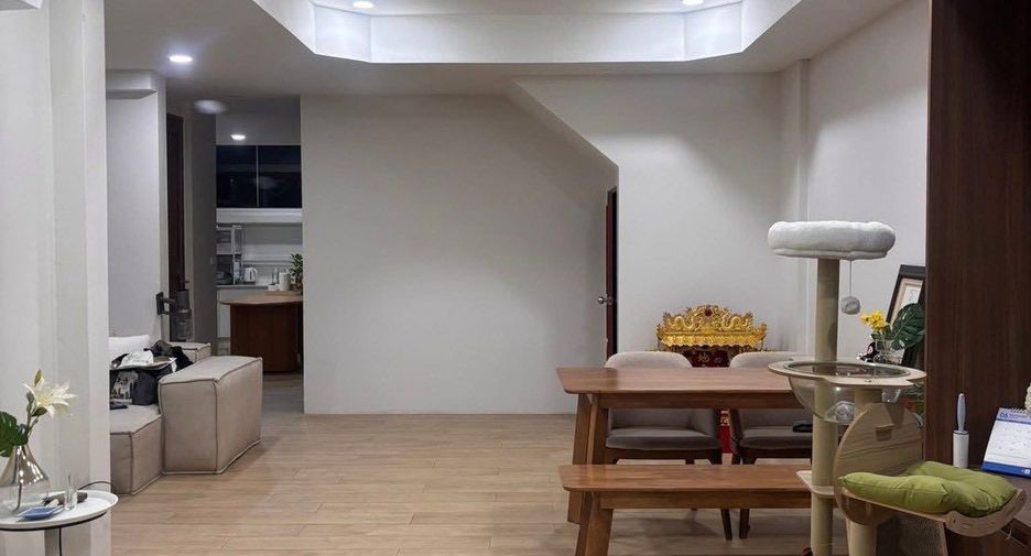 For rent 3 bedrooms townhouse in Huai Khwang, Bangkok