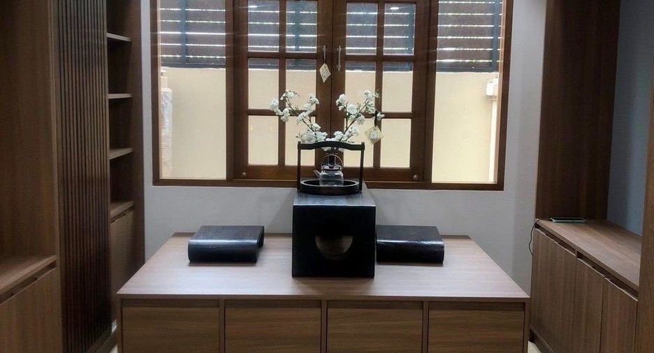 For rent 3 bedrooms townhouse in Huai Khwang, Bangkok