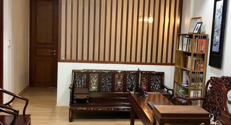 For rent 3 bedrooms townhouse in Huai Khwang, Bangkok