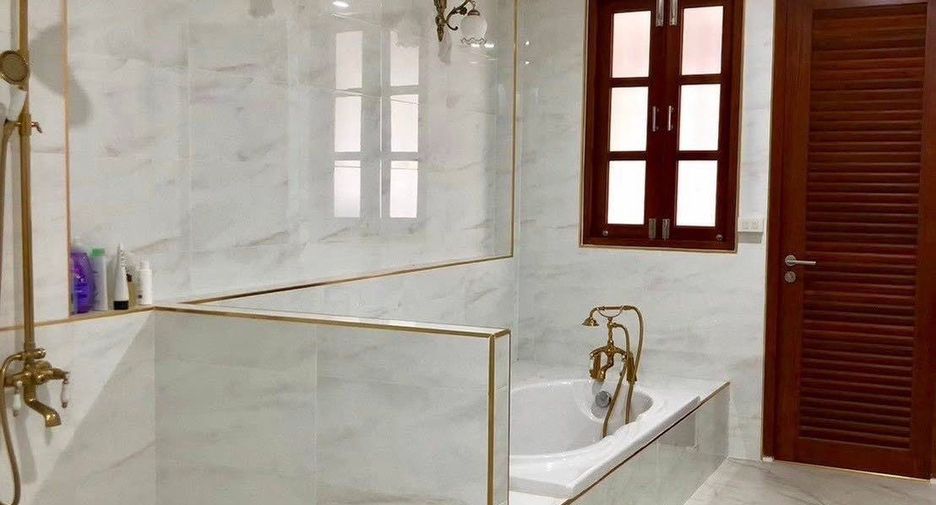 For rent 3 bedrooms townhouse in Huai Khwang, Bangkok