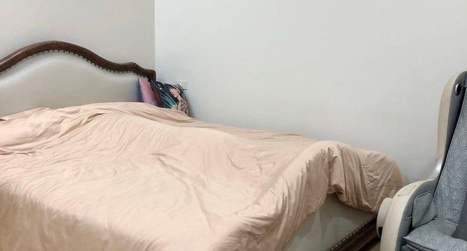 For rent 3 bedrooms townhouse in Huai Khwang, Bangkok