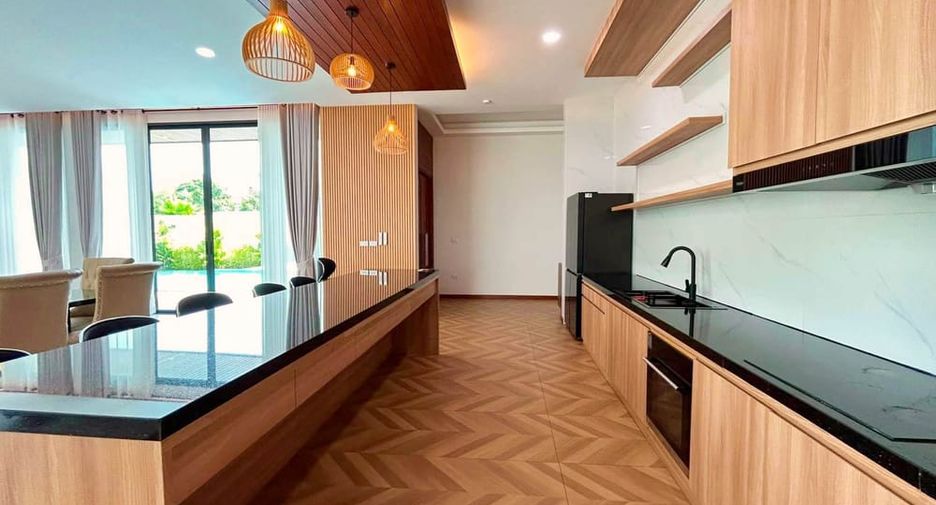 À louer 4 chambres villa à Bang Lamung, Chonburi
