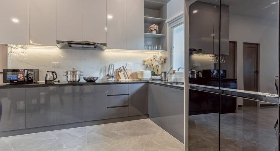 Villa en alquiler y en venta de 4 habitaciones en Jomtien, Pattaya