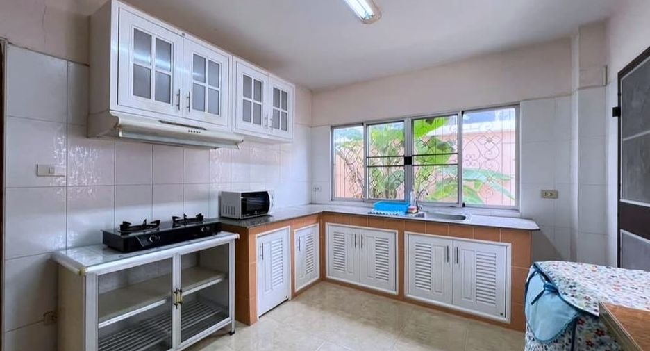 Casa en alquiler de 3 habitaciones en Bang Lamung, Chonburi