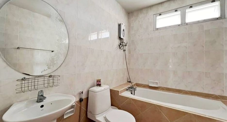 Casa en alquiler de 3 habitaciones en Bang Lamung, Chonburi