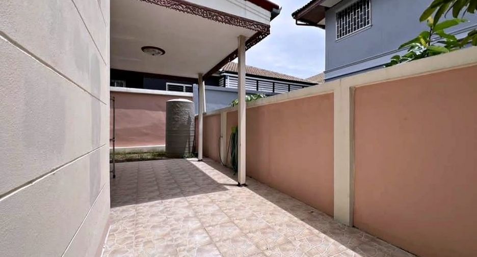 Casa en alquiler de 3 habitaciones en Bang Lamung, Chonburi