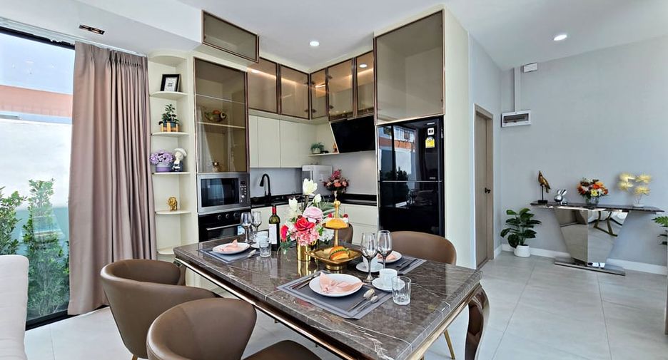 Villa en alquiler de 3 habitaciones en Bang Lamung, Chonburi