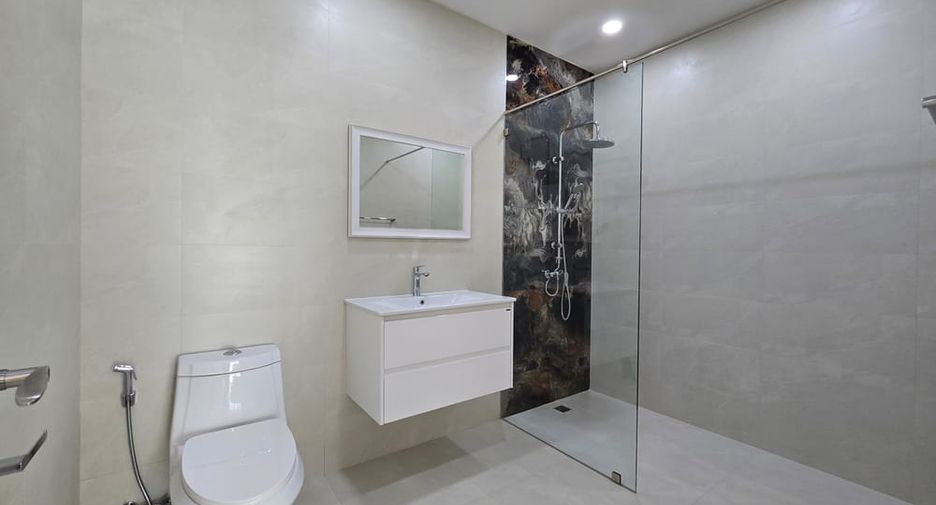 For rent and for sale 4 bedrooms house in Bang Lamung, Chonburi
