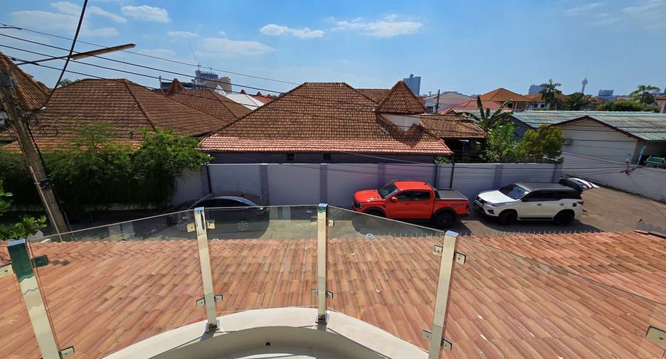 For rent and for sale 4 bedrooms house in Bang Lamung, Chonburi
