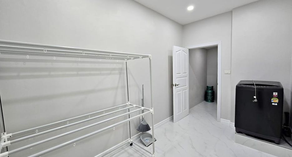 For rent and for sale 4 bedrooms house in Bang Lamung, Chonburi