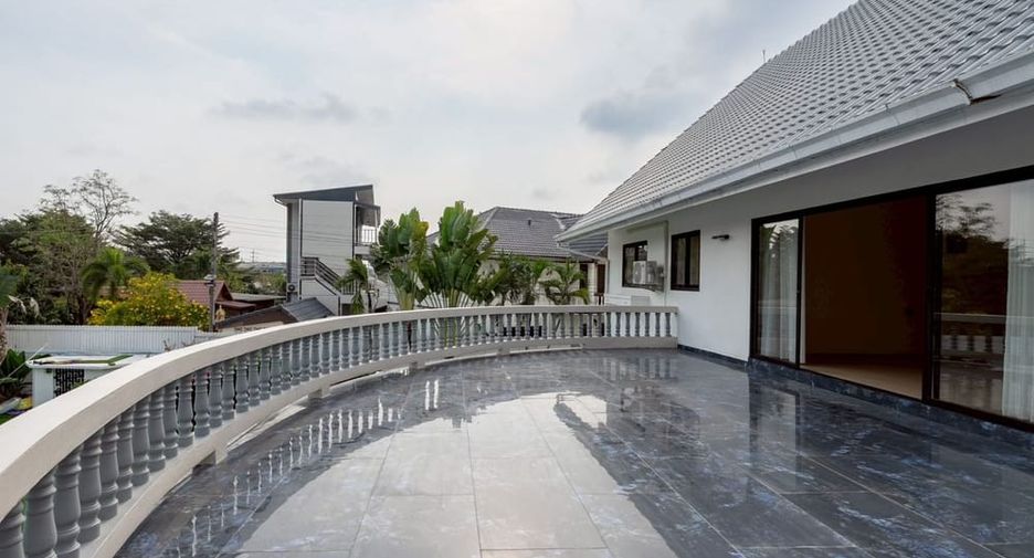 Villa en alquiler de 5 habitaciones en Bang Lamung, Chonburi