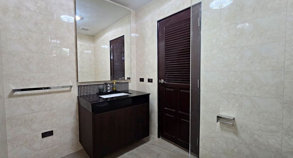 For sale 3 bedrooms villa in Bang Lamung, Chonburi