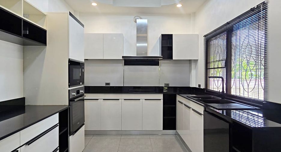 For sale 3 bedrooms villa in Bang Lamung, Chonburi
