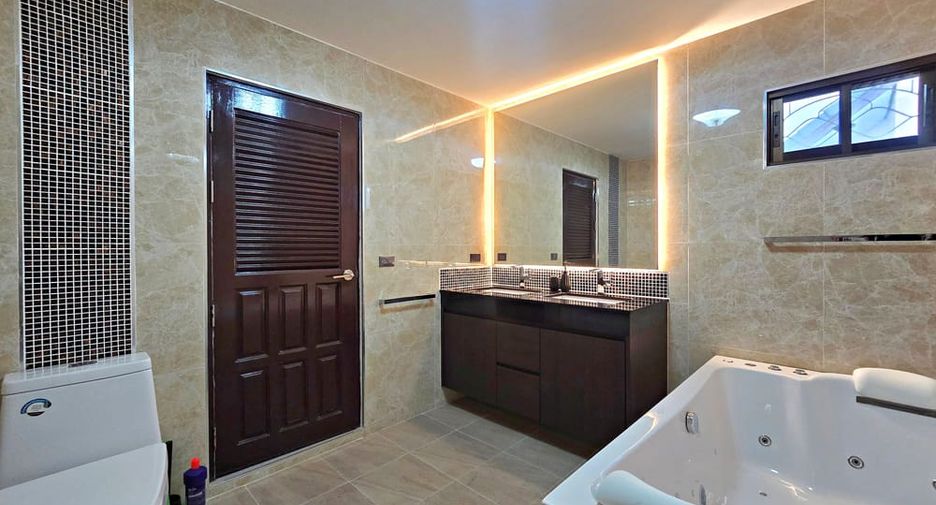 For sale 3 bedrooms villa in Bang Lamung, Chonburi