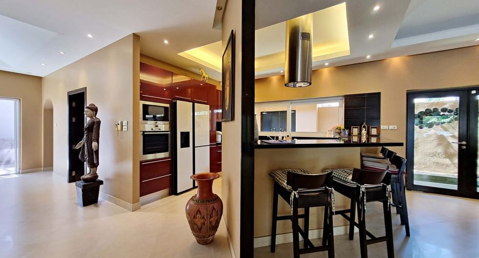 Villa en alquiler y en venta de 4 habitaciones en Bang Lamung, Chonburi