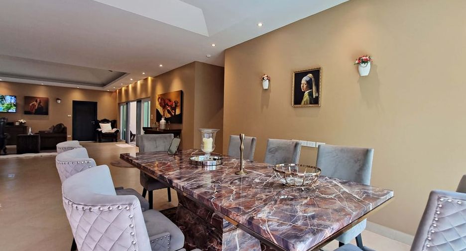 Villa en alquiler y en venta de 4 habitaciones en Bang Lamung, Chonburi