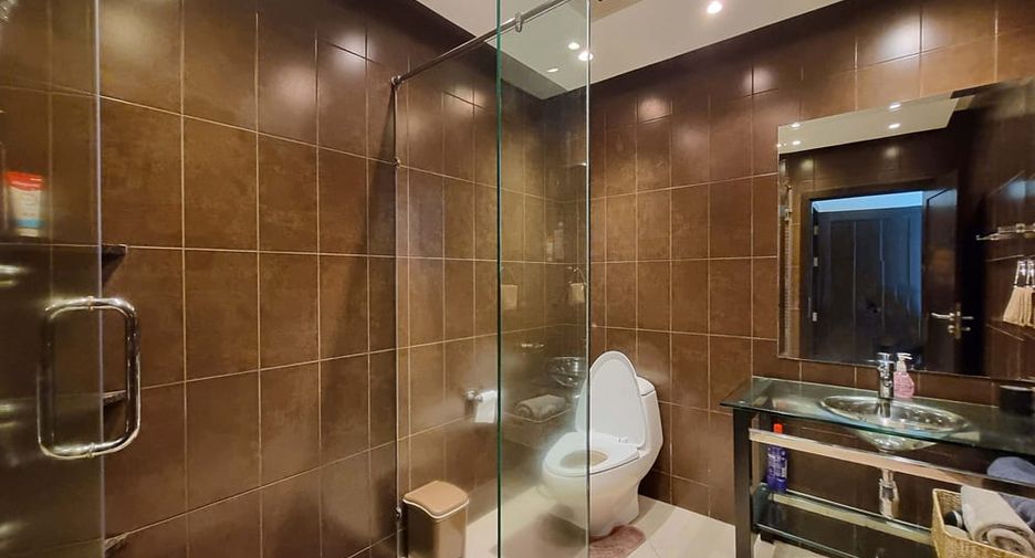 Villa en alquiler y en venta de 4 habitaciones en Bang Lamung, Chonburi