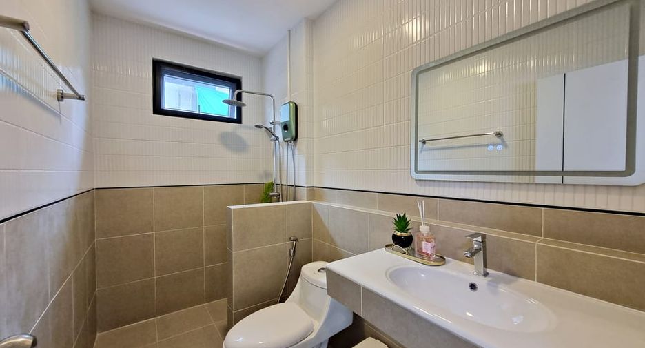 Casa en alquiler de 3 habitaciones en Bang Lamung, Chonburi