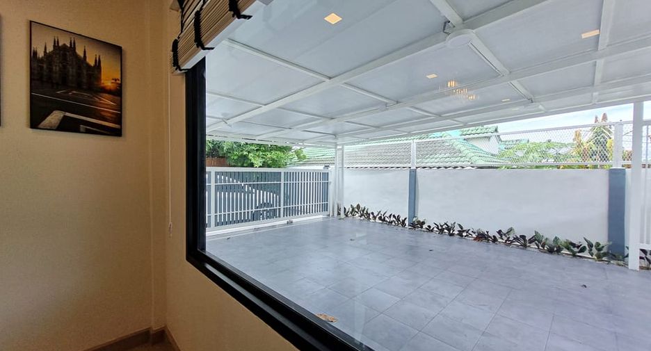 Casa en alquiler de 3 habitaciones en Bang Lamung, Chonburi