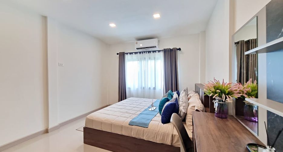 Casa en alquiler de 3 habitaciones en Bang Lamung, Chonburi