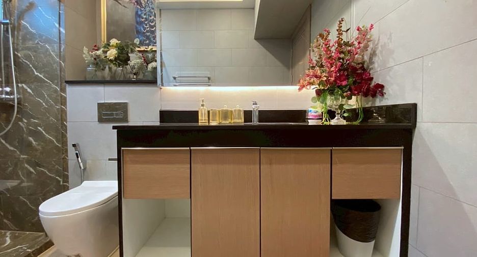 À louer et à vendre 4 chambres villa à Huay Yai, Pattaya