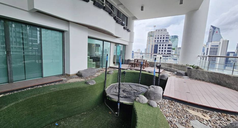 For sale 3 bedrooms condo in Khlong Toei, Bangkok