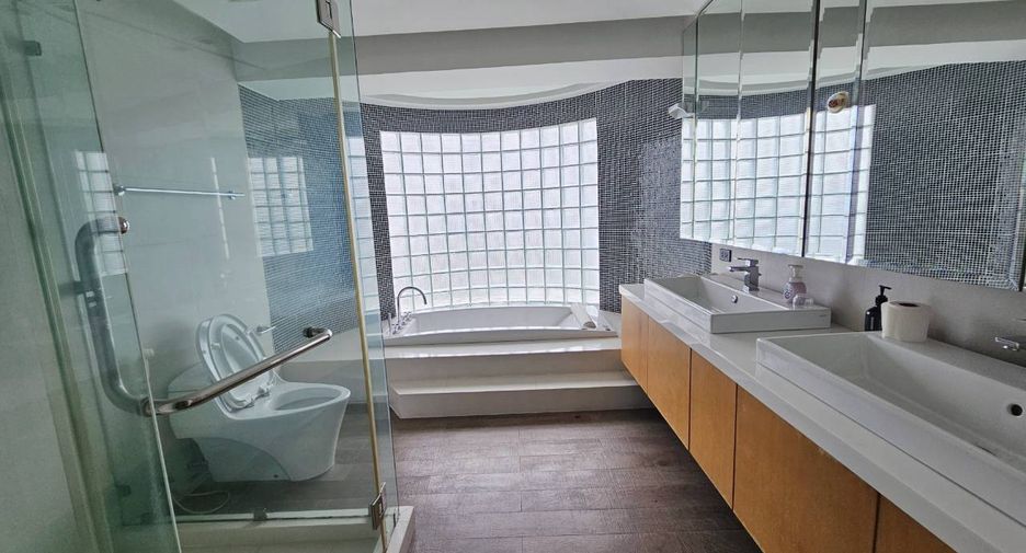 For sale 3 bedrooms condo in Khlong Toei, Bangkok