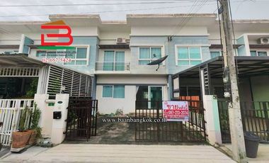 À vendre 2 chambres maison de ville à Lam Luk Ka, Pathum Thani
