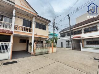 For sale 4 bedrooms townhouse in Wang Thonglang, Bangkok