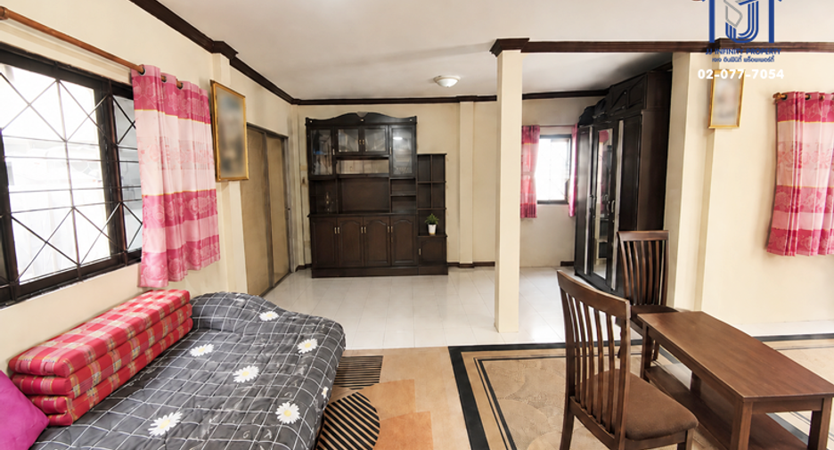 For sale 4 bedrooms townhouse in Wang Thonglang, Bangkok