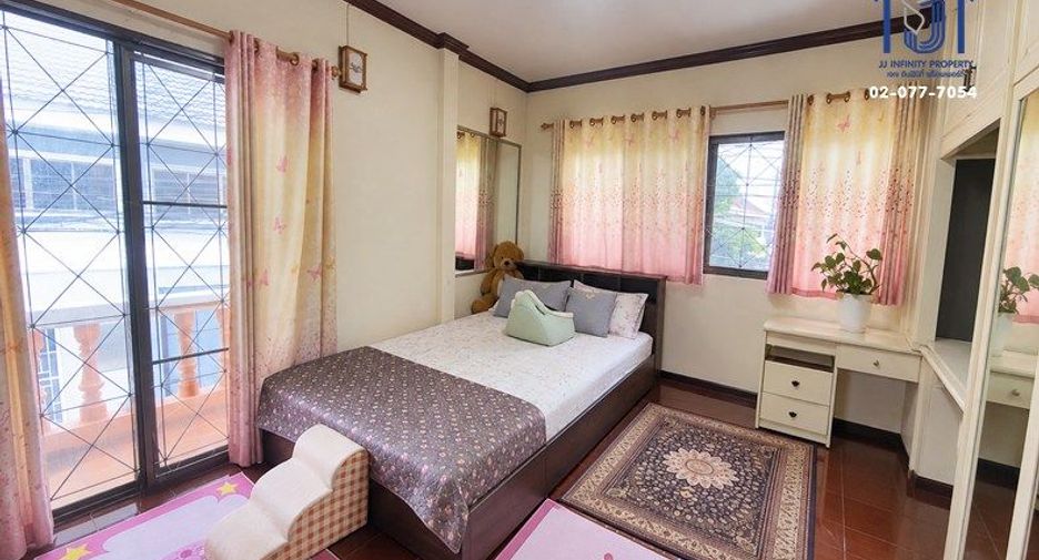 For sale 4 bedrooms townhouse in Wang Thonglang, Bangkok