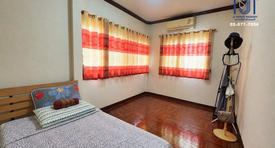 For sale 4 bedrooms townhouse in Wang Thonglang, Bangkok