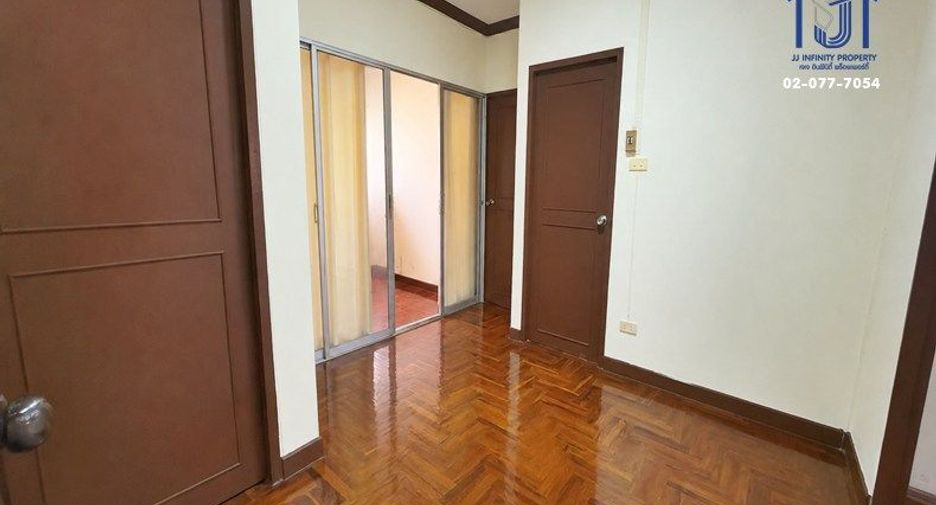 For sale 4 bedrooms townhouse in Wang Thonglang, Bangkok