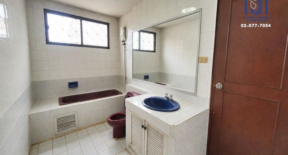 For sale 4 bedrooms townhouse in Wang Thonglang, Bangkok