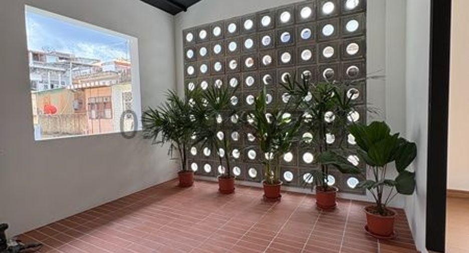 For rent 2 bedrooms retail Space in Samphanthawong, Bangkok