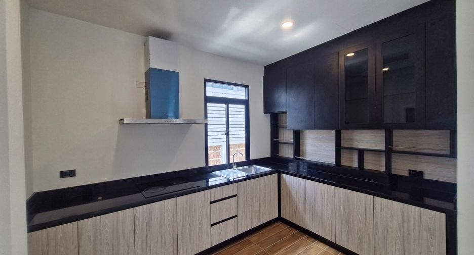 Casa en venta de 3 habitaciones en Bang Phli, Samut Prakan