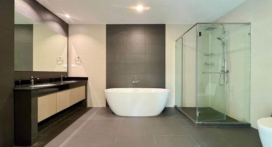 For rent 4 bedrooms condo in Jomtien, Pattaya