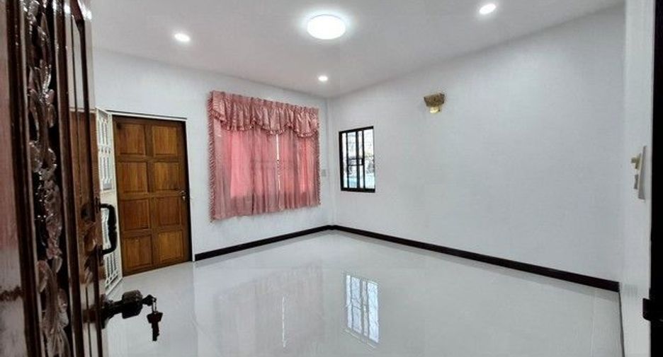 For rent 3 bedrooms townhouse in Phasi Charoen, Bangkok