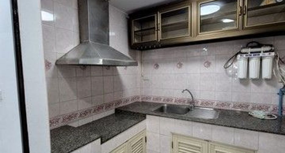 For rent 3 bedrooms townhouse in Phasi Charoen, Bangkok